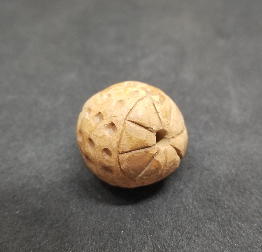 İKİ UCU DERVİŞ SİKKESİ FORMUNDA OSMANLI DÖNEMİ KABE TOPRAĞINDAN YAPILMIŞ TESPİH HABBESİ