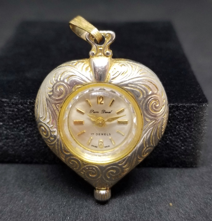 ALTIN KAPLAMA KABARTMA İŞÇİLİKLİ ÖZEL YAPIM KALP FORMLU KURMALI KOLYE SAAT