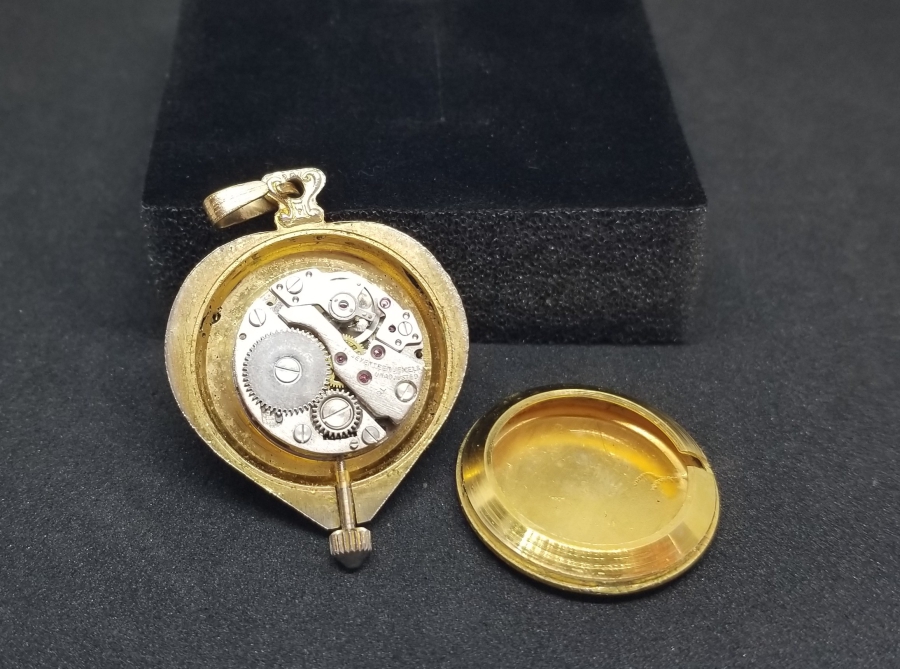 ALTIN KAPLAMA KABARTMA İŞÇİLİKLİ ÖZEL YAPIM KALP FORMLU KURMALI KOLYE SAAT