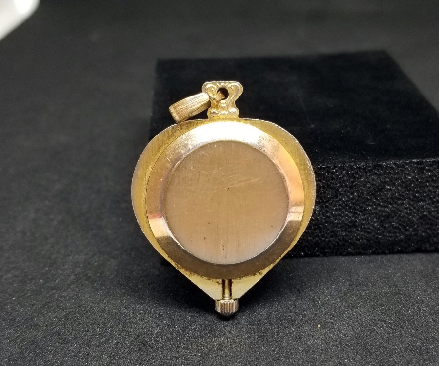 ALTIN KAPLAMA KABARTMA İŞÇİLİKLİ ÖZEL YAPIM KALP FORMLU KURMALI KOLYE SAAT