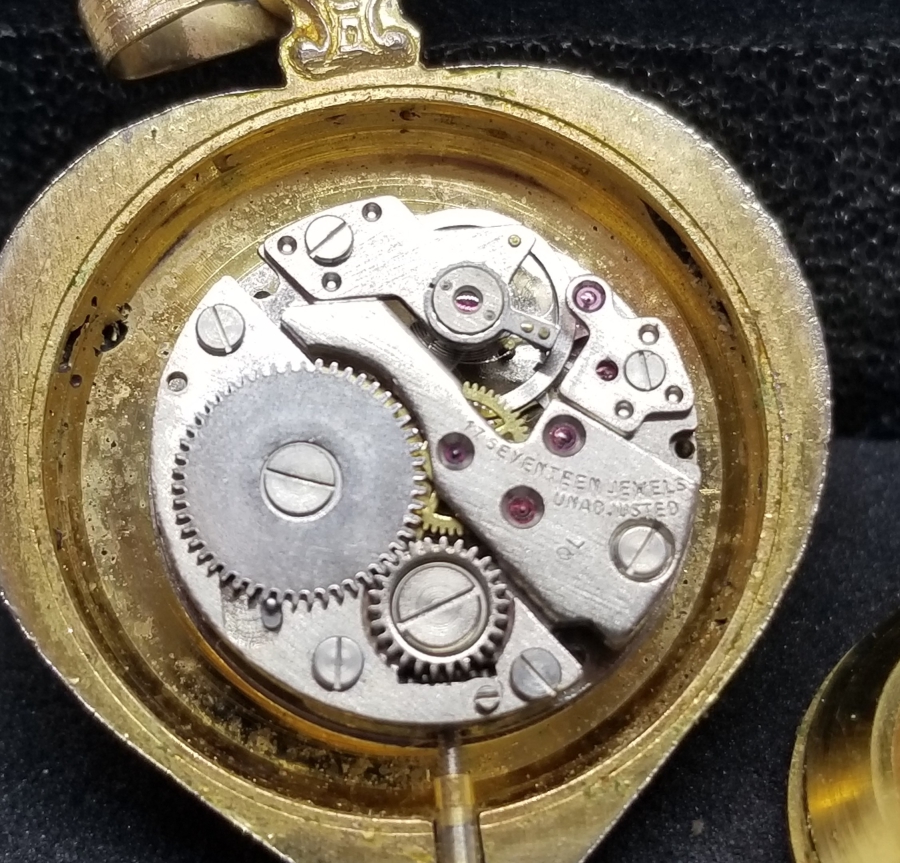 ALTIN KAPLAMA KABARTMA İŞÇİLİKLİ ÖZEL YAPIM KALP FORMLU KURMALI KOLYE SAAT