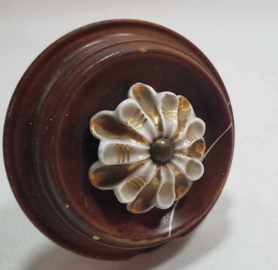 AHŞAP ÜZERİ ALTIN VERMEYLİ PORSELEN APLİKLİ OSMANLI DÖNEMİ NADİR KAPI KOLU