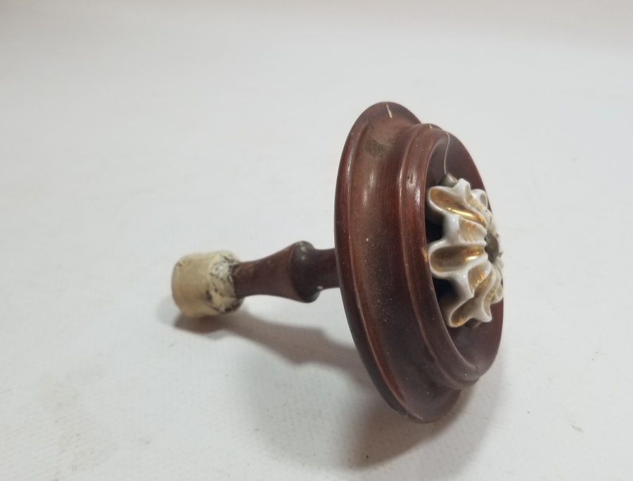 AHŞAP ÜZERİ ALTIN VERMEYLİ PORSELEN APLİKLİ OSMANLI DÖNEMİ NADİR KAPI KOLU