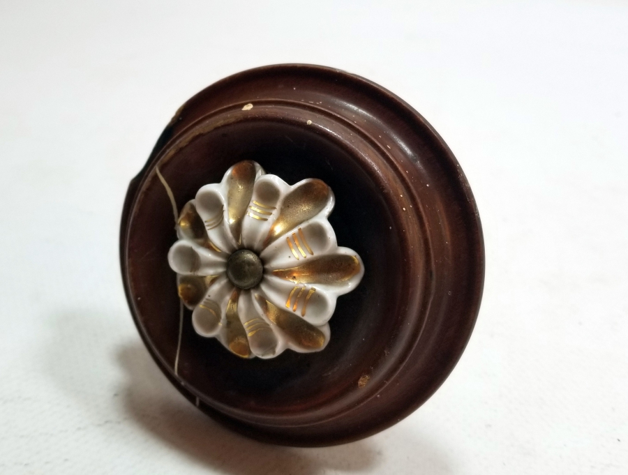 AHŞAP ÜZERİ ALTIN VERMEYLİ PORSELEN APLİKLİ OSMANLI DÖNEMİ NADİR KAPI KOLU