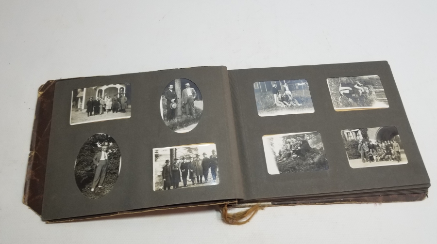 İÇİNDE SİYAH BEYAZ FOTOĞRAFLAR BULUNAN ANTİKA FOTOĞRAF ALBÜMÜ