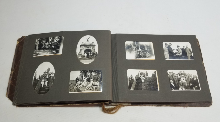 İÇİNDE SİYAH BEYAZ FOTOĞRAFLAR BULUNAN ANTİKA FOTOĞRAF ALBÜMÜ