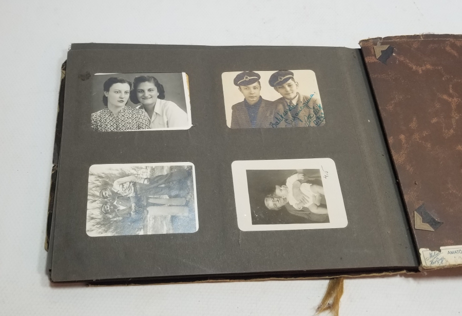 İÇİNDE SİYAH BEYAZ FOTOĞRAFLAR BULUNAN ANTİKA FOTOĞRAF ALBÜMÜ