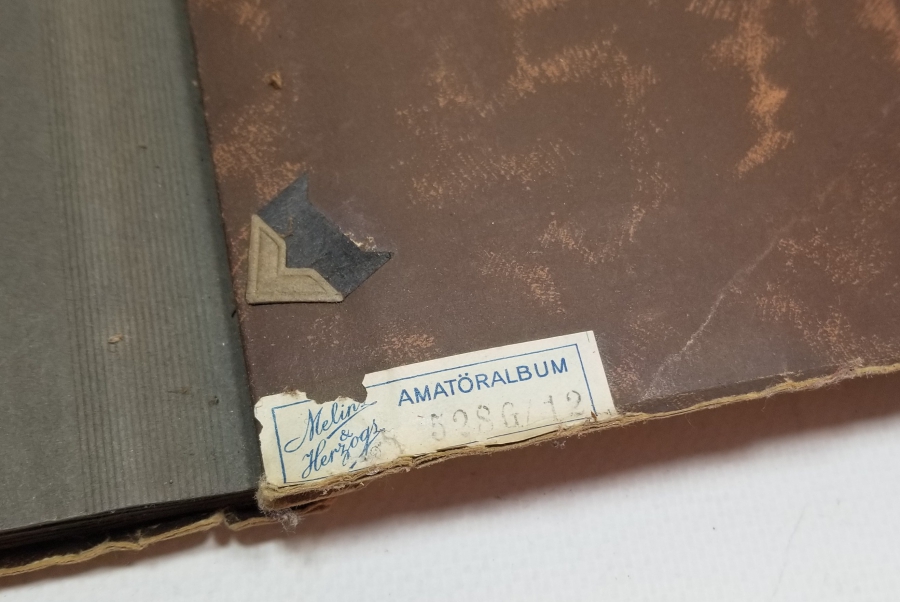 İÇİNDE SİYAH BEYAZ FOTOĞRAFLAR BULUNAN ANTİKA FOTOĞRAF ALBÜMÜ