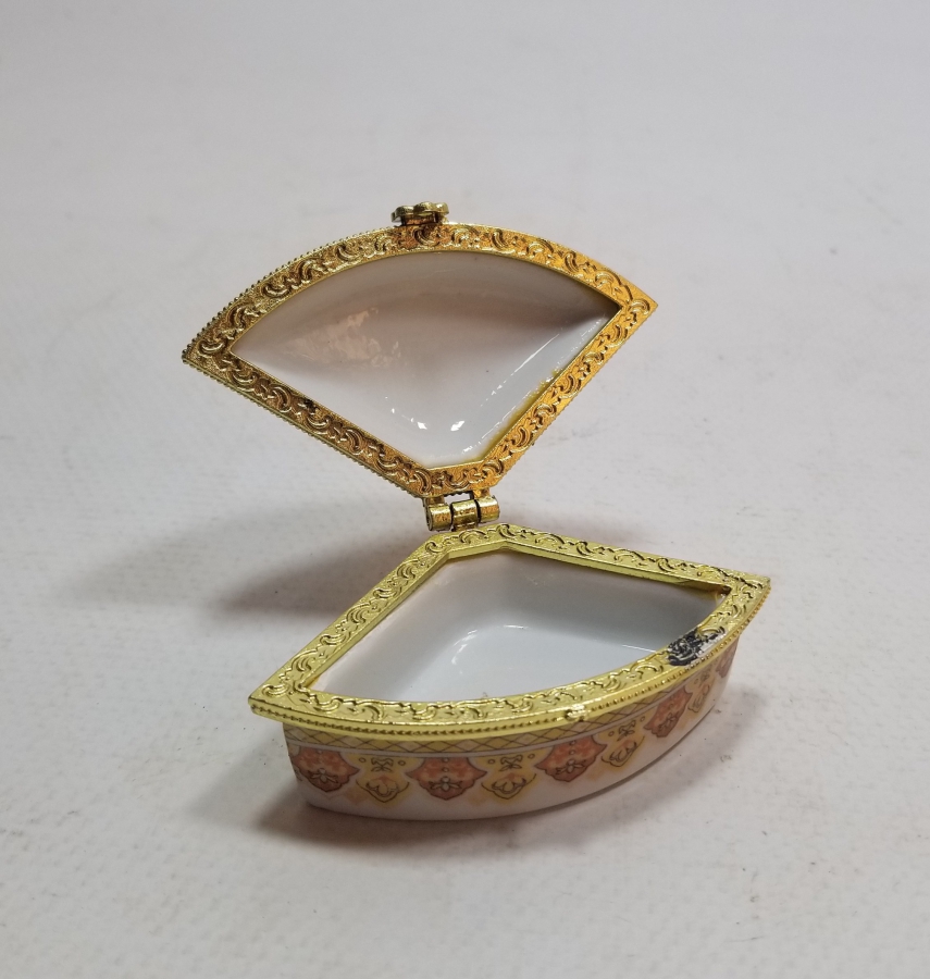 ÜZERİ YAZILI ANTİKA PORSELEN MÜCEVHER KUTUSU