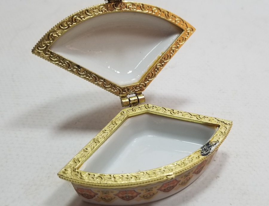 ÜZERİ YAZILI ANTİKA PORSELEN MÜCEVHER KUTUSU