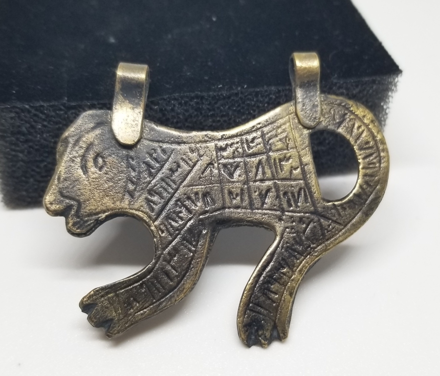 ASLAN FORMUNDA YAPILMIŞ ÜZERİ EBCEDLERLE BEZELİ ANTİKA TILSIM KOLYE