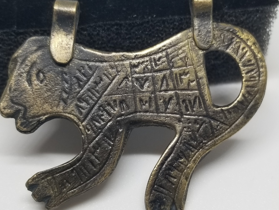 ASLAN FORMUNDA YAPILMIŞ ÜZERİ EBCEDLERLE BEZELİ ANTİKA TILSIM KOLYE