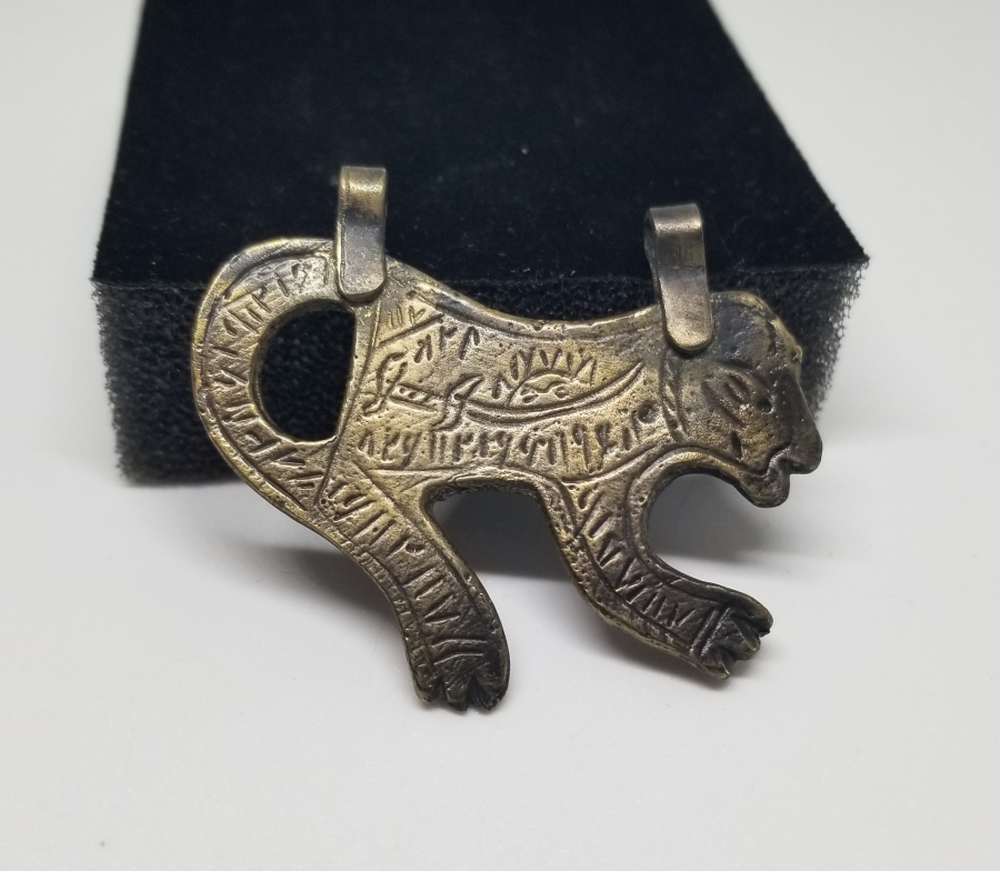 ASLAN FORMUNDA YAPILMIŞ ÜZERİ EBCEDLERLE BEZELİ ANTİKA TILSIM KOLYE