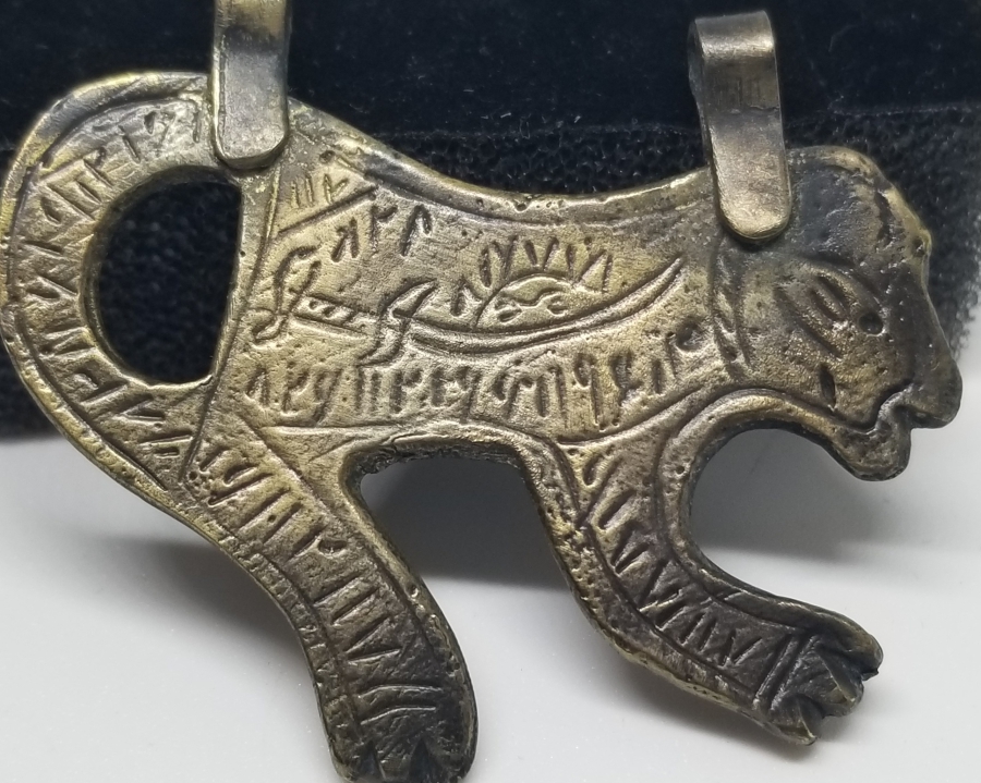 ASLAN FORMUNDA YAPILMIŞ ÜZERİ EBCEDLERLE BEZELİ ANTİKA TILSIM KOLYE