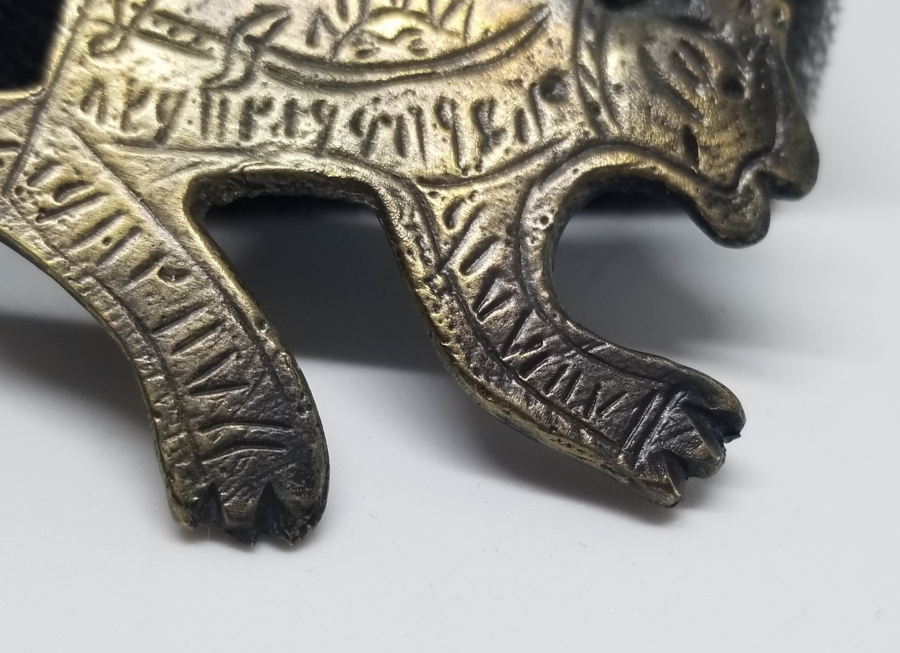 ASLAN FORMUNDA YAPILMIŞ ÜZERİ EBCEDLERLE BEZELİ ANTİKA TILSIM KOLYE