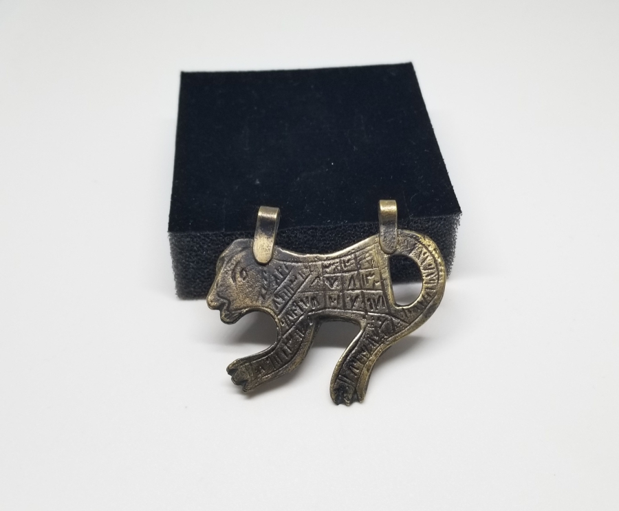 ASLAN FORMUNDA YAPILMIŞ ÜZERİ EBCEDLERLE BEZELİ ANTİKA TILSIM KOLYE