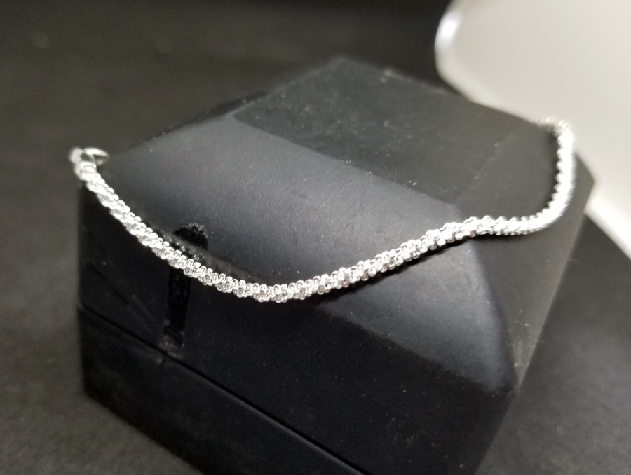 KABARTMA İŞÇİLİKLİ GÜMÜŞ BİLEKLİK