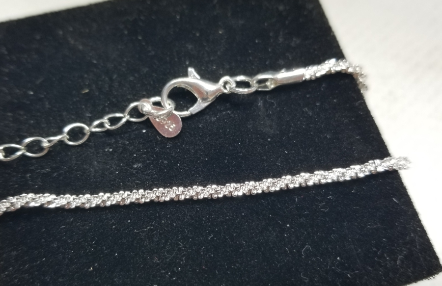 KABARTMA İŞÇİLİKLİ GÜMÜŞ BİLEKLİK