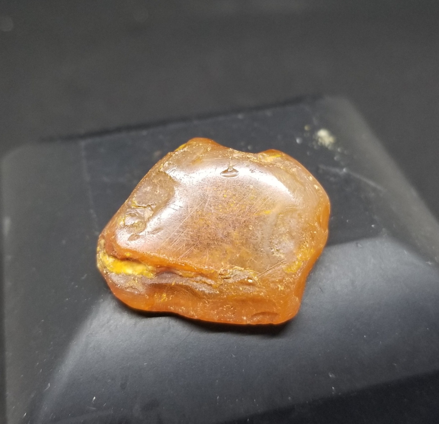 DAMLA KEHRİBARDAN YAPILMIŞ BROŞ