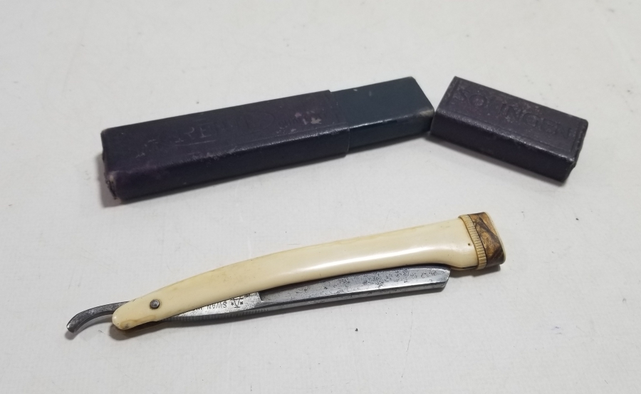 ORİJİNAL KUTUSUNDA GALALİT SAPLI NADİR USTURA