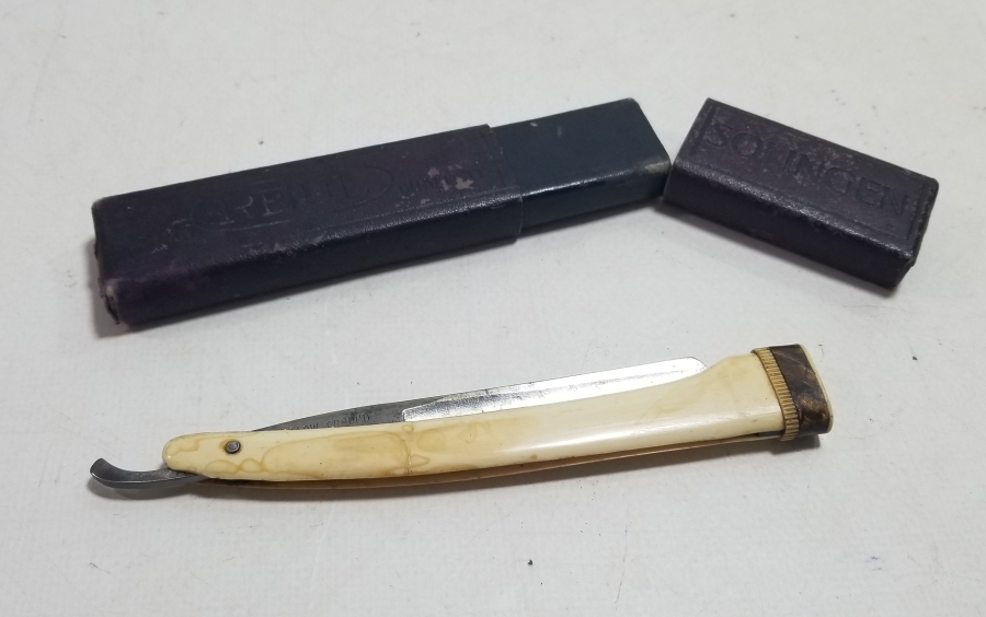 ORİJİNAL KUTUSUNDA GALALİT SAPLI NADİR USTURA