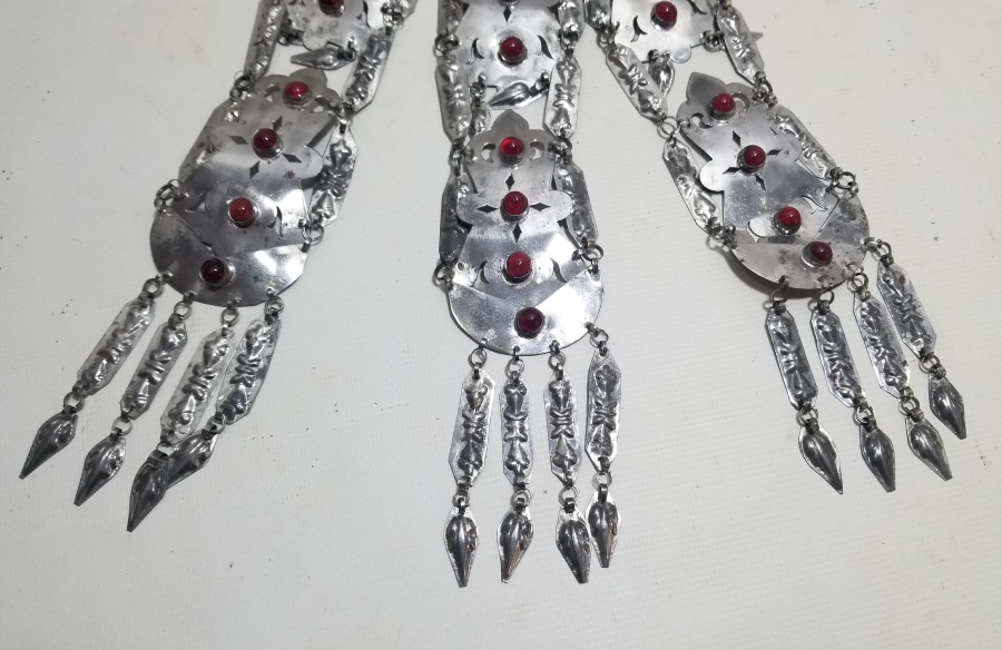 ÜZERİ DOĞAL TAŞLI VE KABARTMA İŞÇİLİKLİ TÜRKMEN İŞİ ANTİKA BÜYÜK BOY GELİN FES SÜSÜ