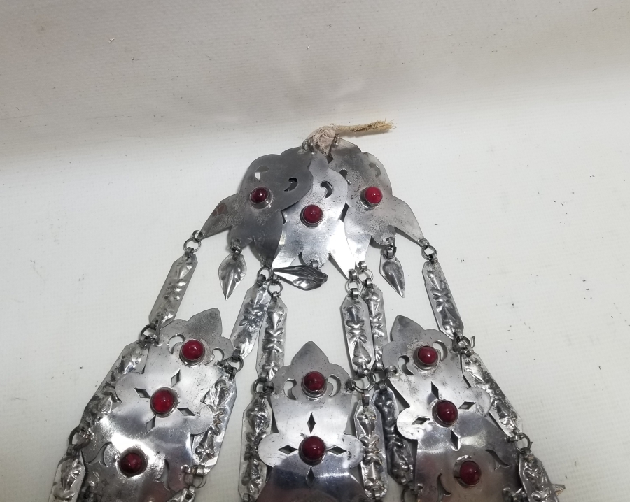 ÜZERİ DOĞAL TAŞLI VE KABARTMA İŞÇİLİKLİ TÜRKMEN İŞİ ANTİKA BÜYÜK BOY GELİN FES SÜSÜ