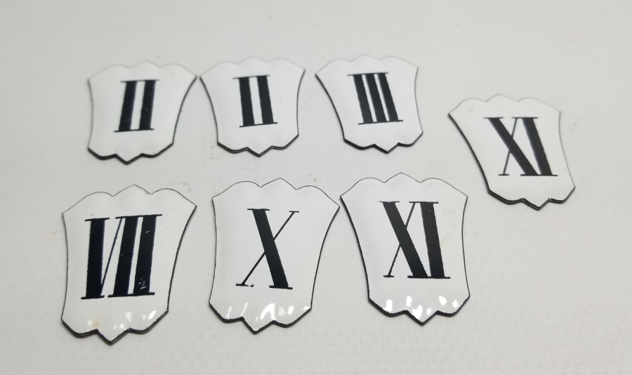 ÜZERİNDE ROMEN RAKAMLARI YAZILI MİNELİ ANTİKA OBJE LOTU