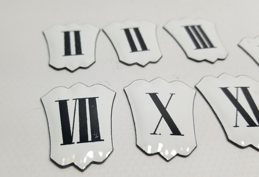 ÜZERİNDE ROMEN RAKAMLARI YAZILI MİNELİ ANTİKA OBJE LOTU