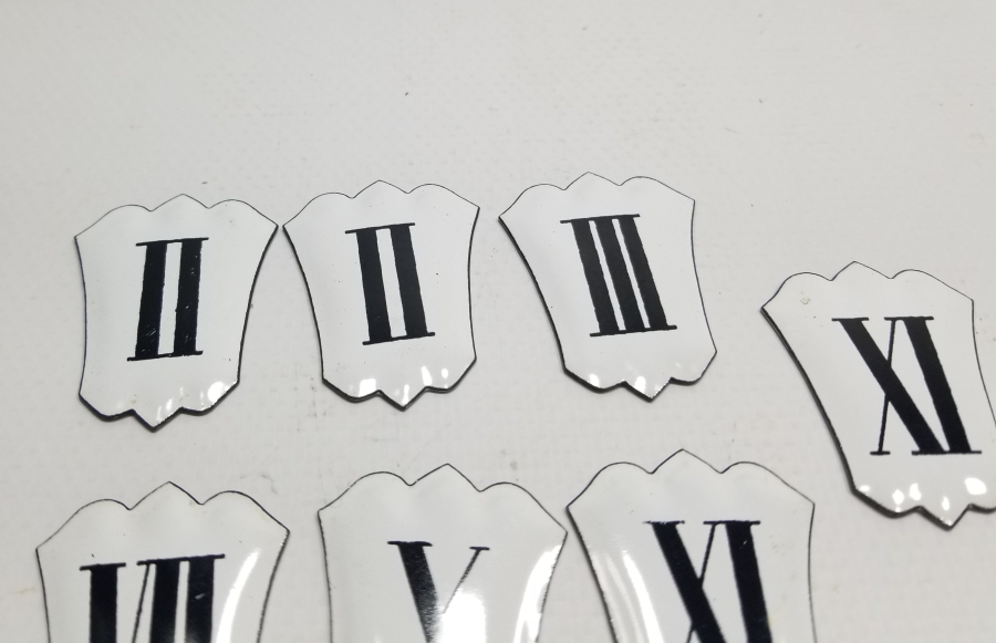 ÜZERİNDE ROMEN RAKAMLARI YAZILI MİNELİ ANTİKA OBJE LOTU