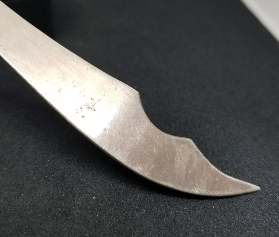 KAMA FORMUNDA YAPILMIŞ KABARTMA İŞÇİLİKLİ ANTİKA GÜMÜŞ ZARF AÇACAĞI