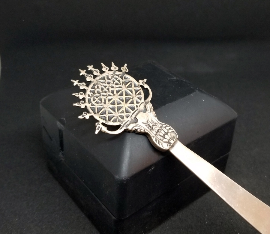 KAMA FORMUNDA YAPILMIŞ KABARTMA İŞÇİLİKLİ ANTİKA GÜMÜŞ ZARF AÇACAĞI