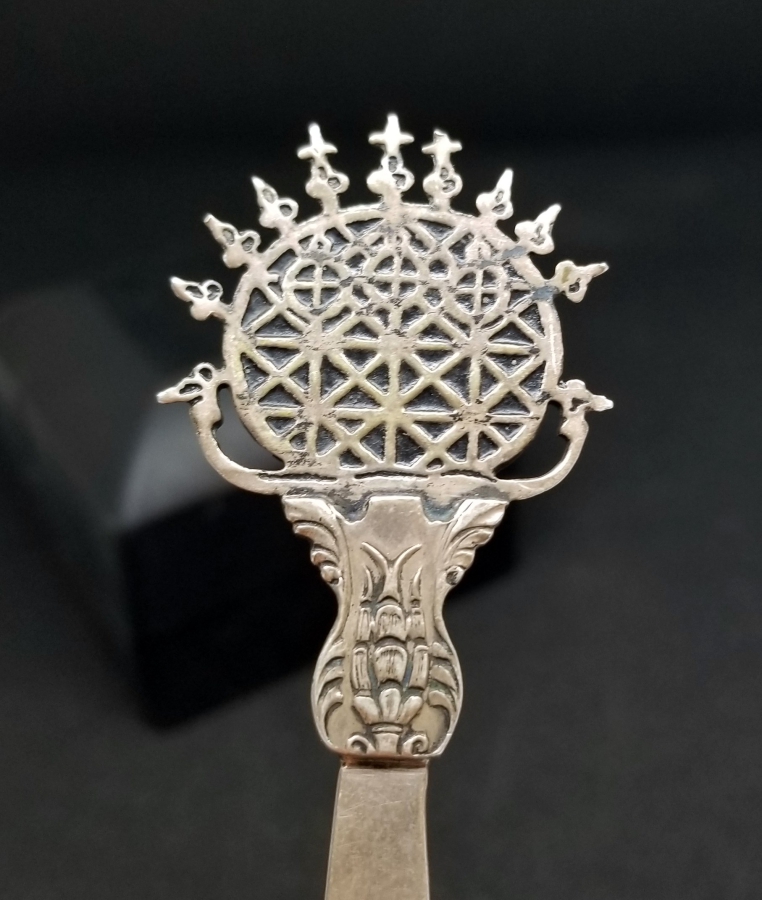 KAMA FORMUNDA YAPILMIŞ KABARTMA İŞÇİLİKLİ ANTİKA GÜMÜŞ ZARF AÇACAĞI