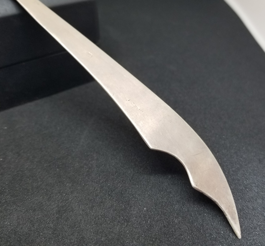 KAMA FORMUNDA YAPILMIŞ KABARTMA İŞÇİLİKLİ ANTİKA GÜMÜŞ ZARF AÇACAĞI