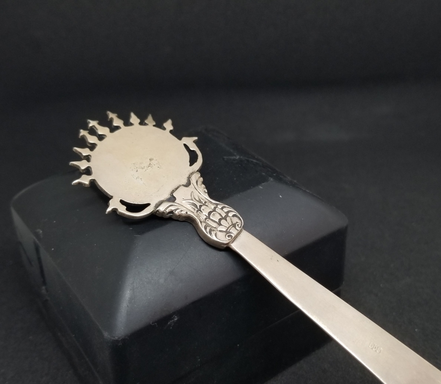 KAMA FORMUNDA YAPILMIŞ KABARTMA İŞÇİLİKLİ ANTİKA GÜMÜŞ ZARF AÇACAĞI