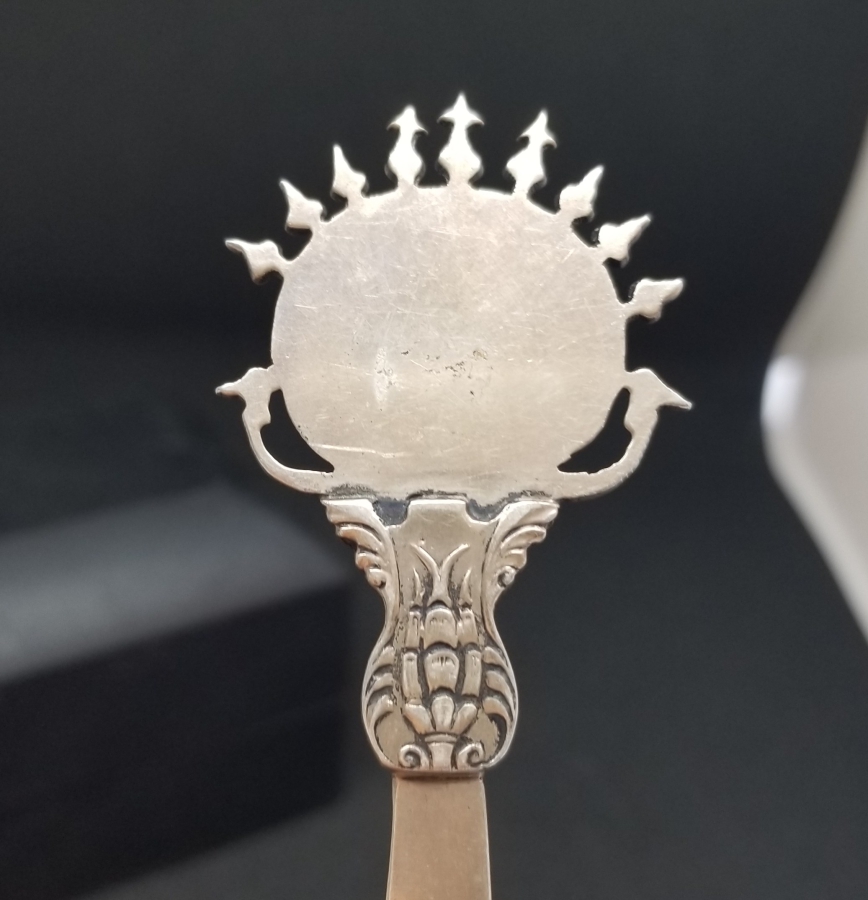 KAMA FORMUNDA YAPILMIŞ KABARTMA İŞÇİLİKLİ ANTİKA GÜMÜŞ ZARF AÇACAĞI