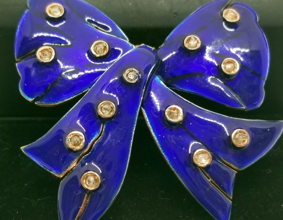 ÜZERİ ELMAS TAŞLI VE MİNELİ ÖZEL YAPIM FİYONK FORMLU BROŞ