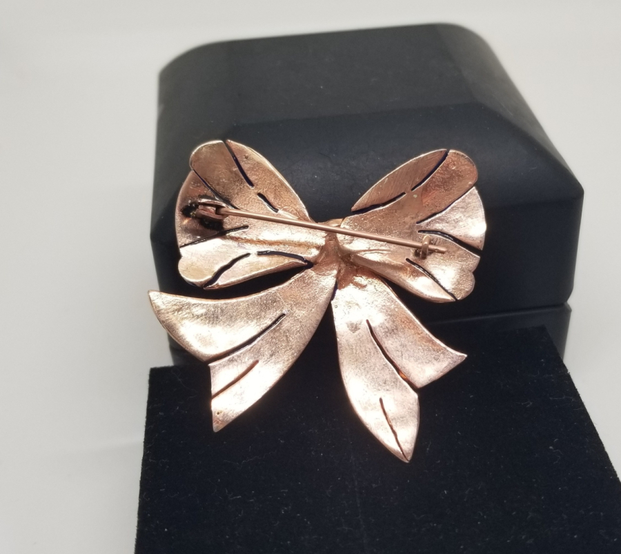 ÜZERİ ELMAS TAŞLI VE MİNELİ ÖZEL YAPIM FİYONK FORMLU BROŞ