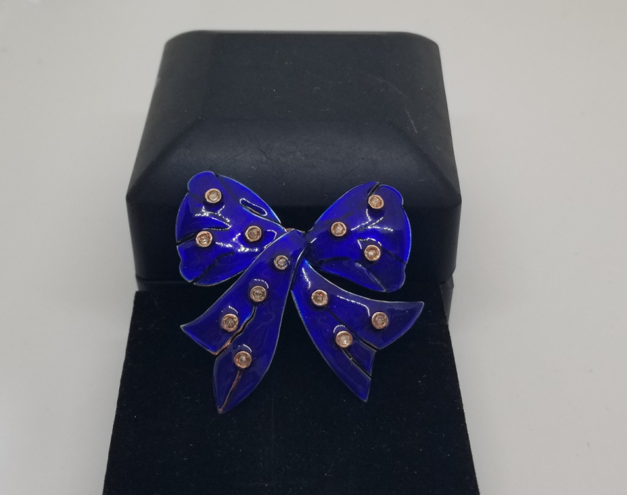 ÜZERİ ELMAS TAŞLI VE MİNELİ ÖZEL YAPIM FİYONK FORMLU BROŞ