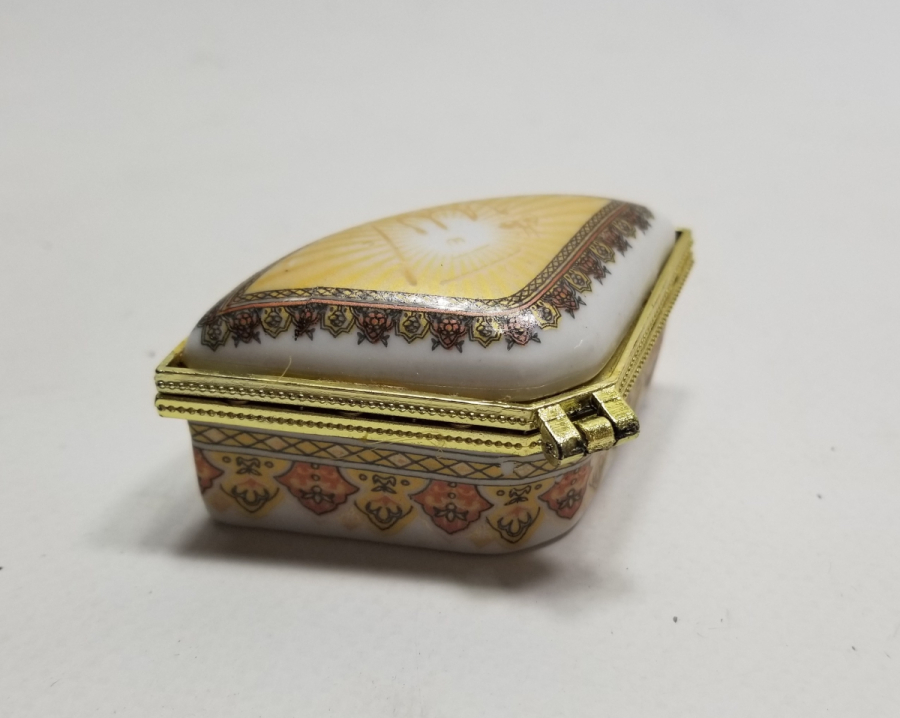 ÜZERİ YAZILI ANTİKA PORSELEN MÜCEVHER KUTUSU