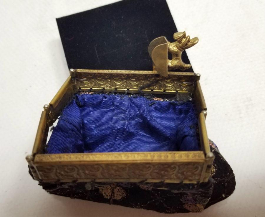 KABARTMA İŞÇİLİKLİ EL YAPIMI ANTİKA CÜZDAN