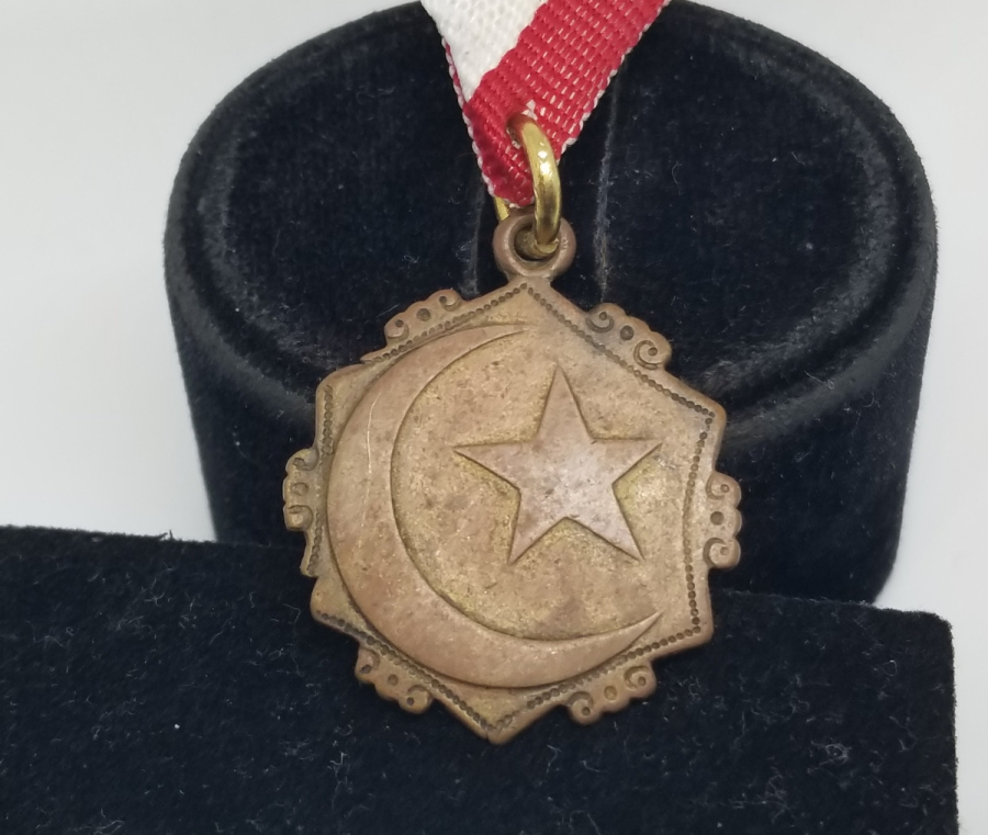 ÜZERİ AY YILDIZ FİGÜRLÜ NADİR TİPTE MEŞRUTİYET MADALYASI - İLK KEZ GÖRÜLÜYOR