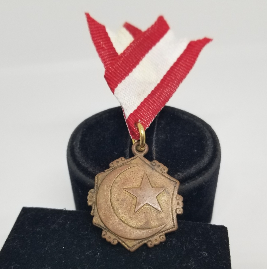 ÜZERİ AY YILDIZ FİGÜRLÜ NADİR TİPTE MEŞRUTİYET MADALYASI - İLK KEZ GÖRÜLÜYOR