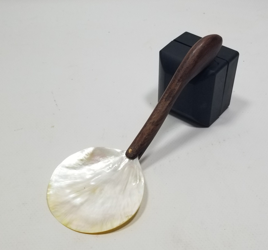 AHŞAP TUTMAÇLI ANTİKA SEDEF KAŞIK