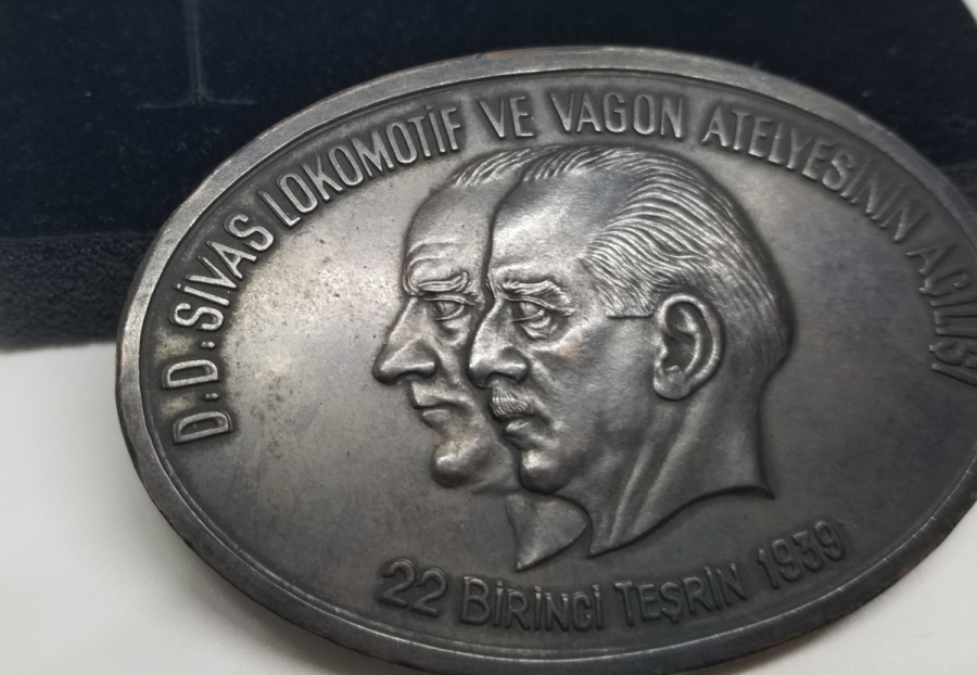 DEVLET DEMİR YOLLARI SİVAS LOKOMOTİF VE VAGON ATELYESİNİN AÇILIŞI ANISINA BASTIRILMIŞ VE DAĞITILMIŞ MADALYON