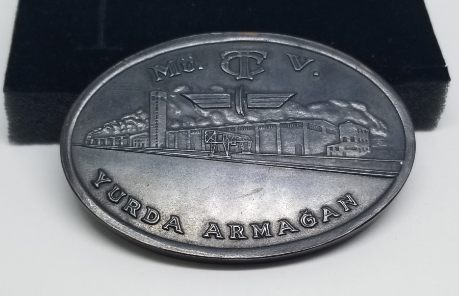 DEVLET DEMİR YOLLARI SİVAS LOKOMOTİF VE VAGON ATELYESİNİN AÇILIŞI ANISINA BASTIRILMIŞ VE DAĞITILMIŞ MADALYON