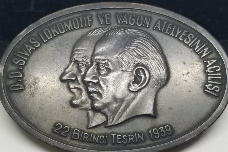 DEVLET DEMİR YOLLARI SİVAS LOKOMOTİF VE VAGON ATELYESİNİN AÇILIŞI ANISINA BASTIRILMIŞ VE DAĞITILMIŞ MADALYON