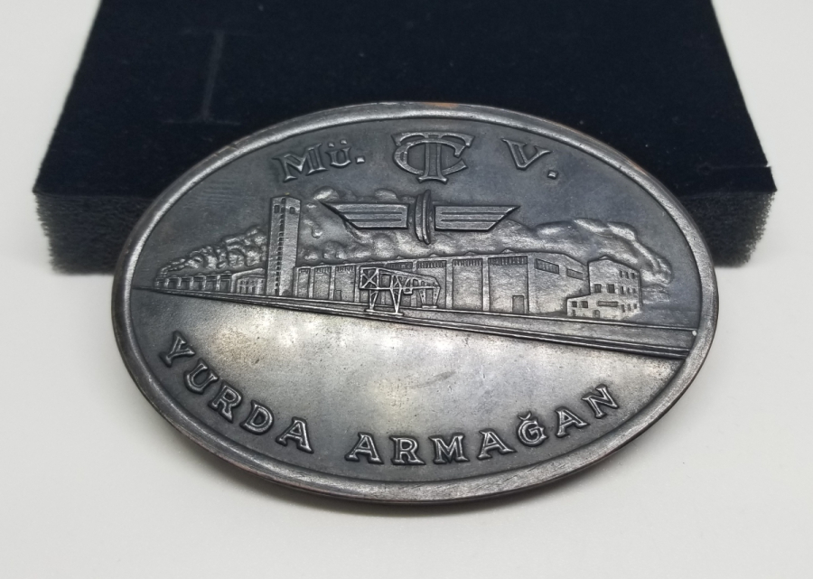 DEVLET DEMİR YOLLARI SİVAS LOKOMOTİF VE VAGON ATELYESİNİN AÇILIŞI ANISINA BASTIRILMIŞ VE DAĞITILMIŞ MADALYON