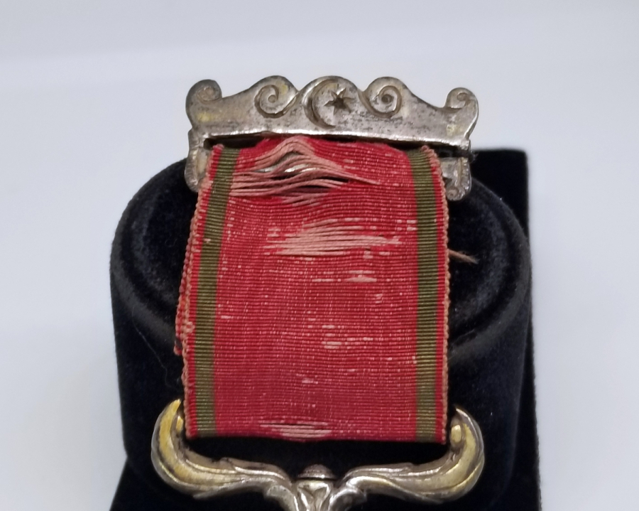 ORİJİNAL ALTI KÖŞELİ OSMANLI AY YILDIZLI ASKISI VE ORİJİNAL İPEK KURDELASIYLA OSMANLI TİPİ GÜMÜŞ KIRIM MADALYASI