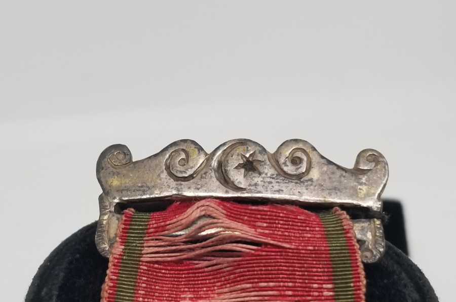 ORİJİNAL ALTI KÖŞELİ OSMANLI AY YILDIZLI ASKISI VE ORİJİNAL İPEK KURDELASIYLA OSMANLI TİPİ GÜMÜŞ KIRIM MADALYASI